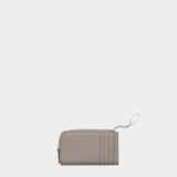 MARC JACOBS 浮雕 LOGO 拉鍊多功能皮夾