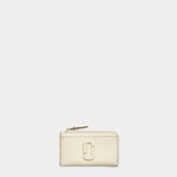 MARC JACOBS 浮雕 LOGO 拉鍊多功能皮夾