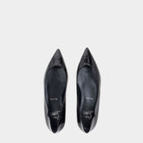 Christian Louboutin 黑色漆皮波浪平底鞋